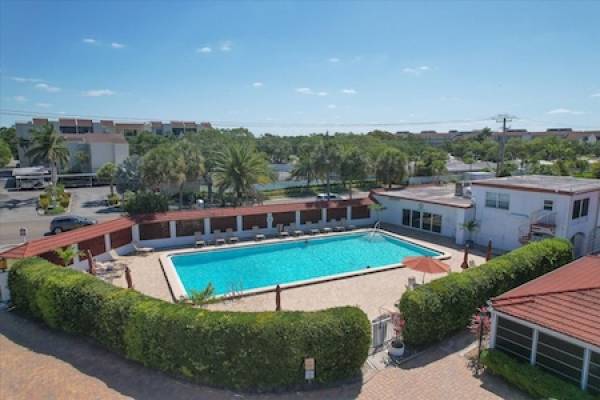 pool at casa blanca in siesta key