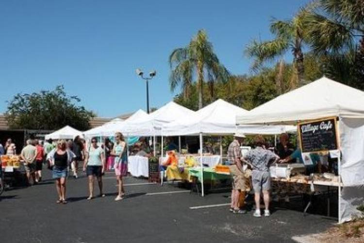 people at a farmers market